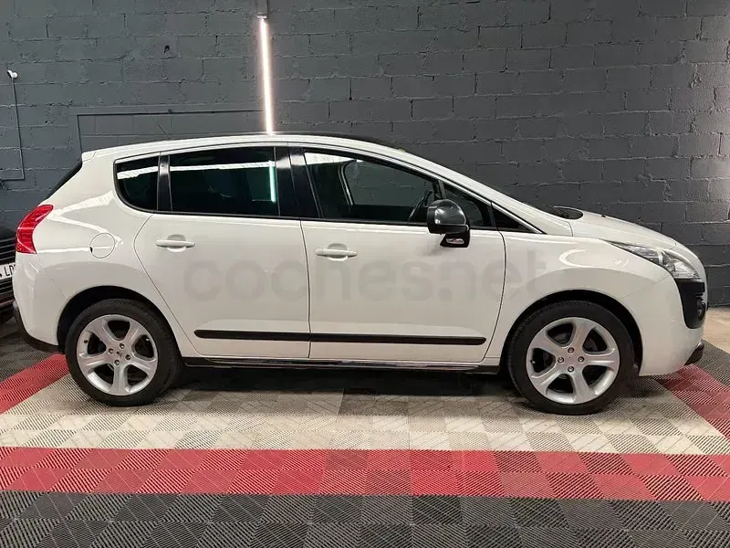 Usado Peugeot 3008 Style 115 CV (84 kW) 2013 Blanco Familiar