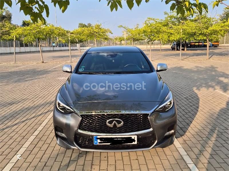 Usado Infiniti Q30 Sport Tech 170 CV (125 kW) 2017 Gris / plata Berlina