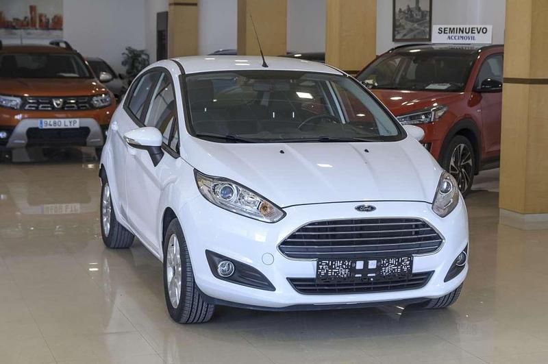 Usado Ford Fiesta Trend 82 CV (60 kW) 2016 Blanco Utilitario