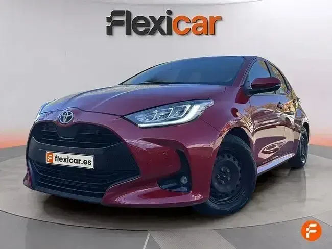 Usado Toyota Yaris Hybrid Active 116 CV (85 kW) 2023 Rojo