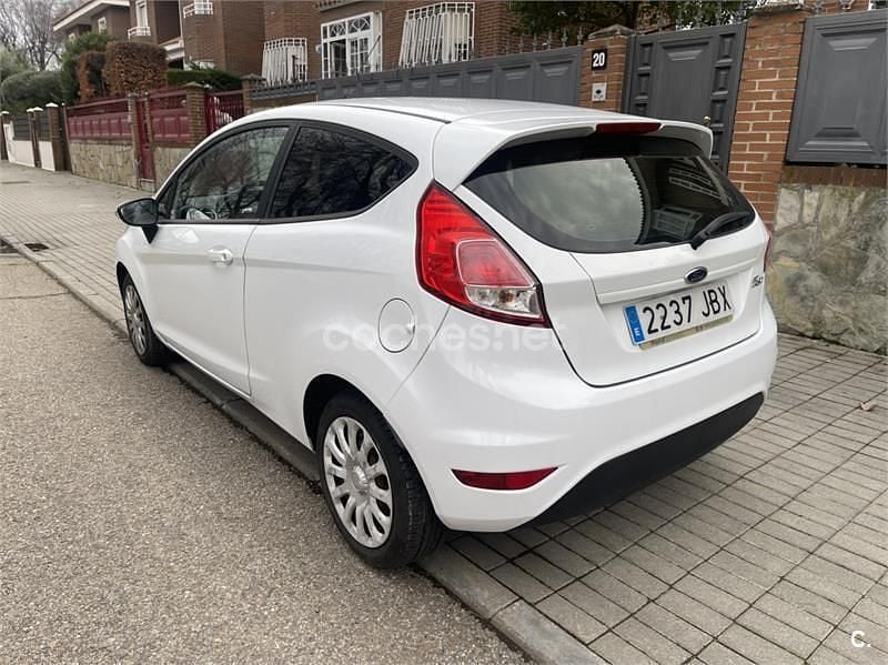 Usado Ford Fiesta Trend 75 CV (55 kW) 2014 Blanco Utilitario