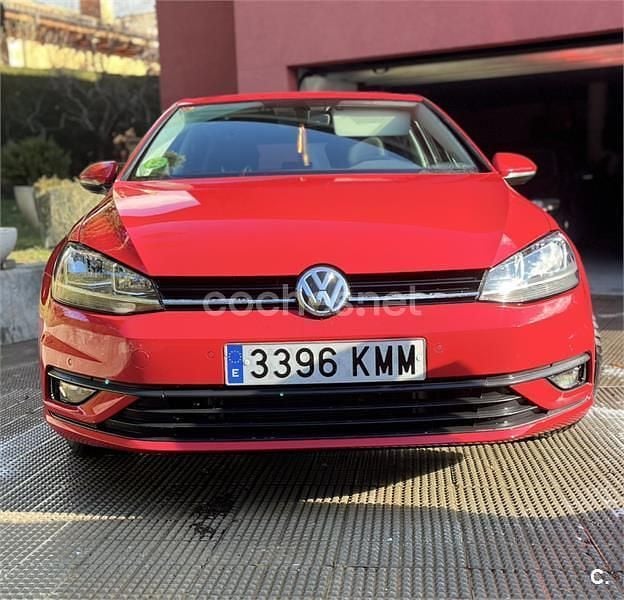 Usado VW Golf VII 110 CV (80 kW) 2018 Rojo Familiar