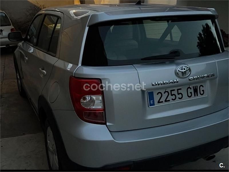 Usado Toyota Urban Cruiser Active 90 CV (66 kW) 2010 Gris / plata Utilitario