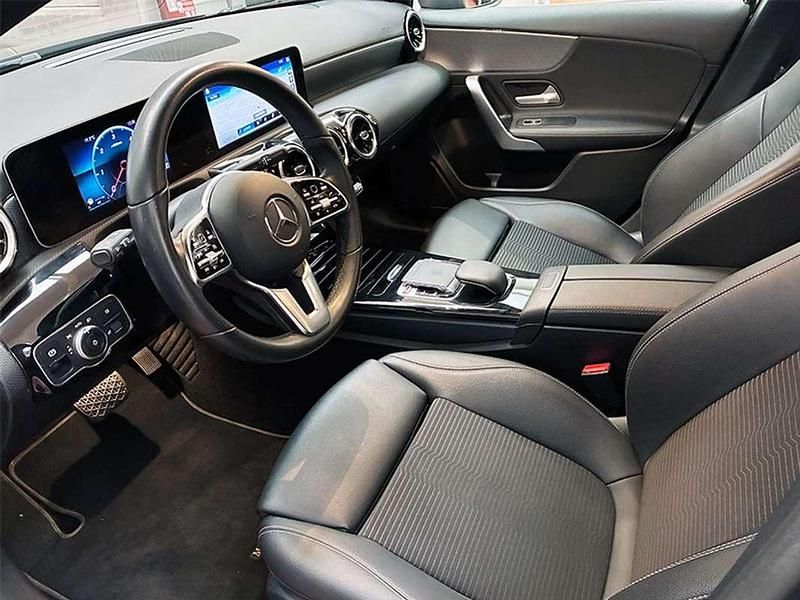 Usado Mercedes A180 116 CV (85 kW) 2019 Negro Utilitario