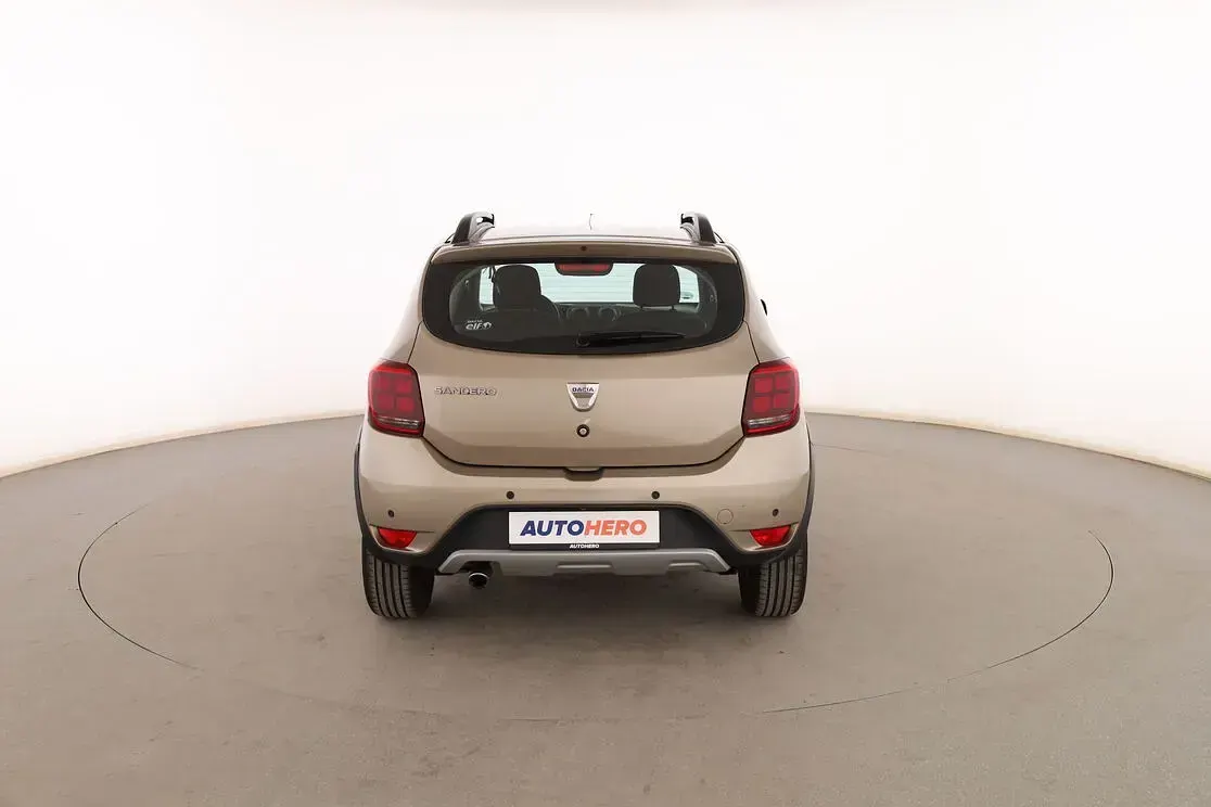 Usado Dacia Sandero 90 CV (66 kW) 2019 Gris Berlina
