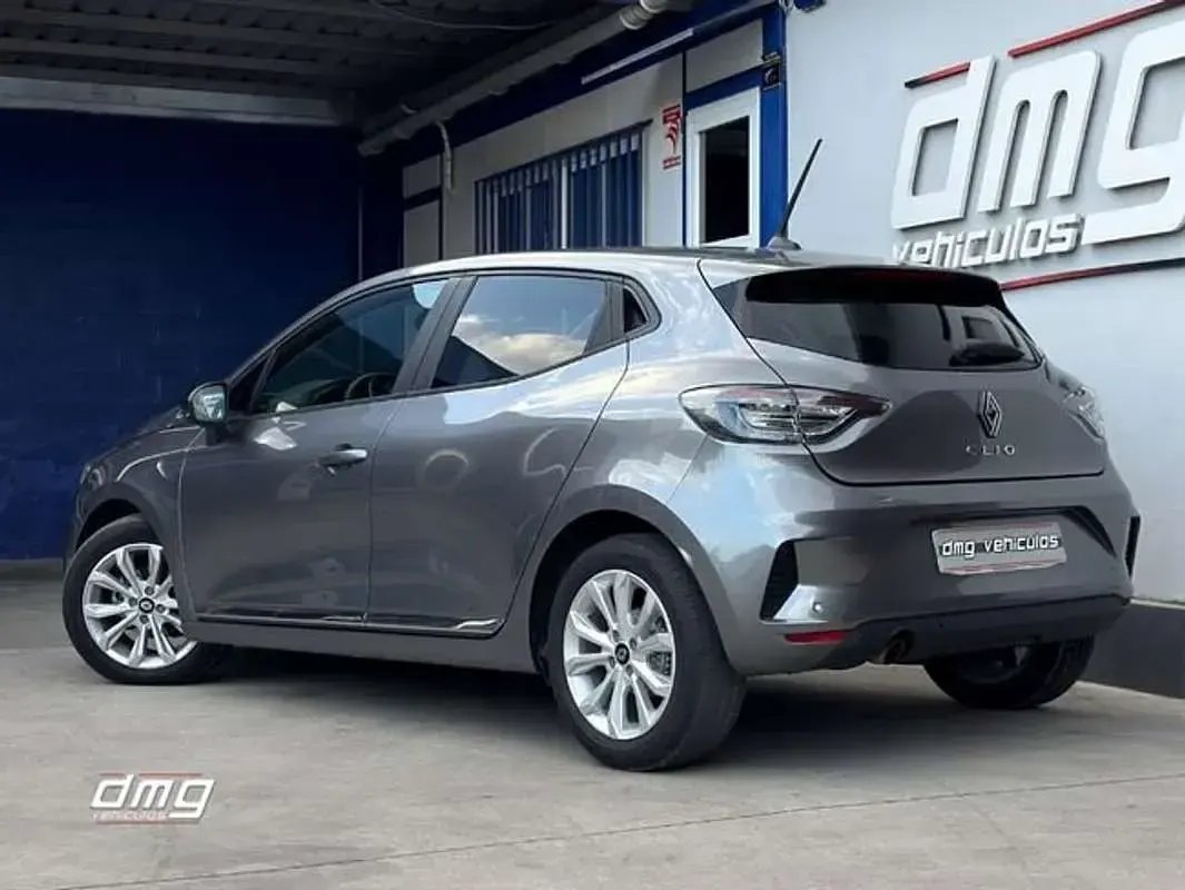 Usado Renault Clio Evolution 101 CV (74 kW) 2025 Plateado Utilitario