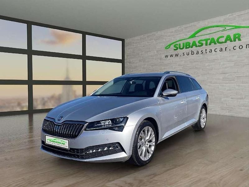 Usado Skoda Superb Style 150 CV (110 kW) 2022 Plateado Familiar