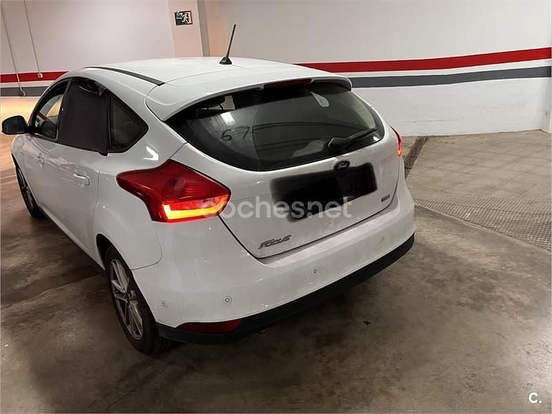 Usado Ford Focus Trend 125 CV (91 kW) 2017 Blanco Berlina