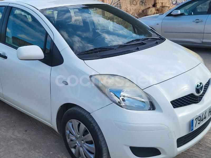 Blanco Usado 2011 Toyota Yaris Live Berlina | 4950 € (Buen precio) - Imagen 1/4