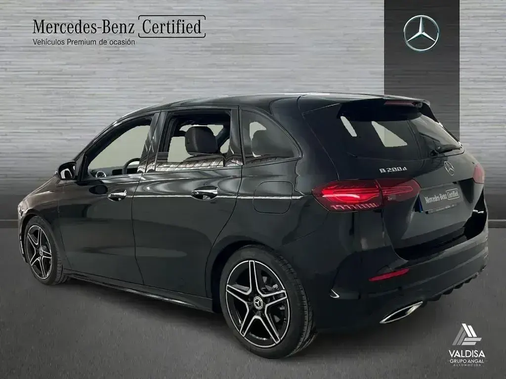 Usado Mercedes B200 AMG line 150 CV (110 kW) 2024 Negro Utilitario