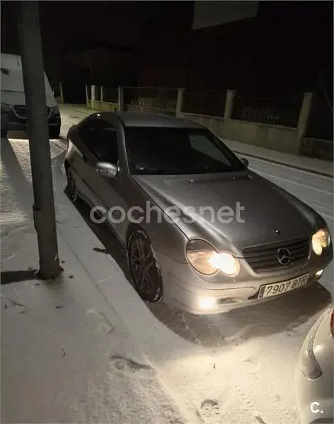 Usado Mercedes C200 163 CV (119 kW) 2002 Gris / plata Berlina