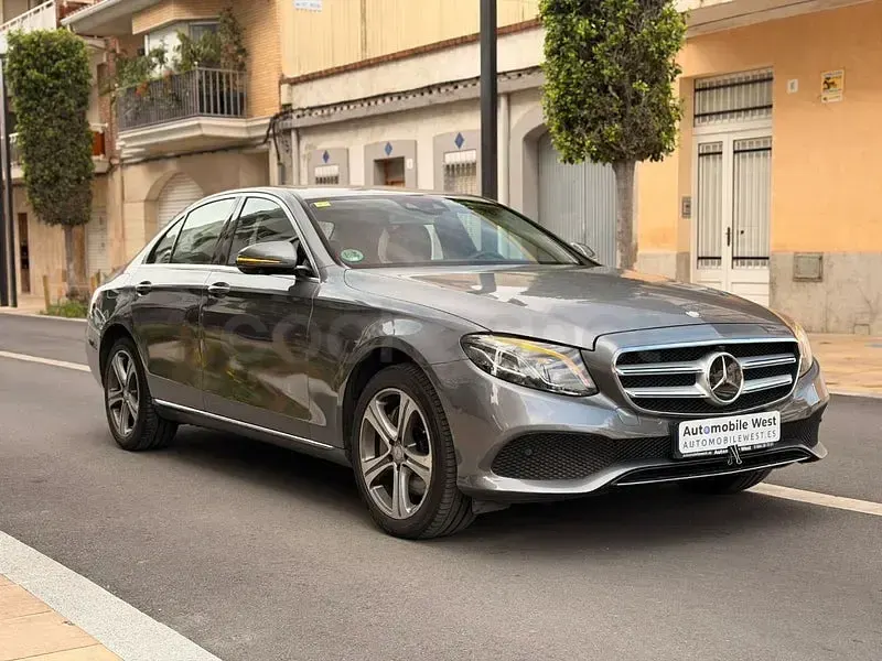 Usado Mercedes E300 245 CV (180 kW) 2016 Gris / plata Berlina