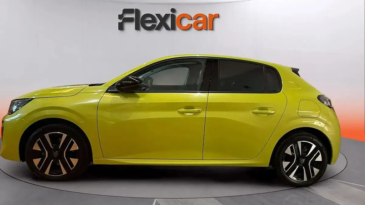 Usado Peugeot 208 Allure 101 CV (74 kW) 2025 Verde Utilitario