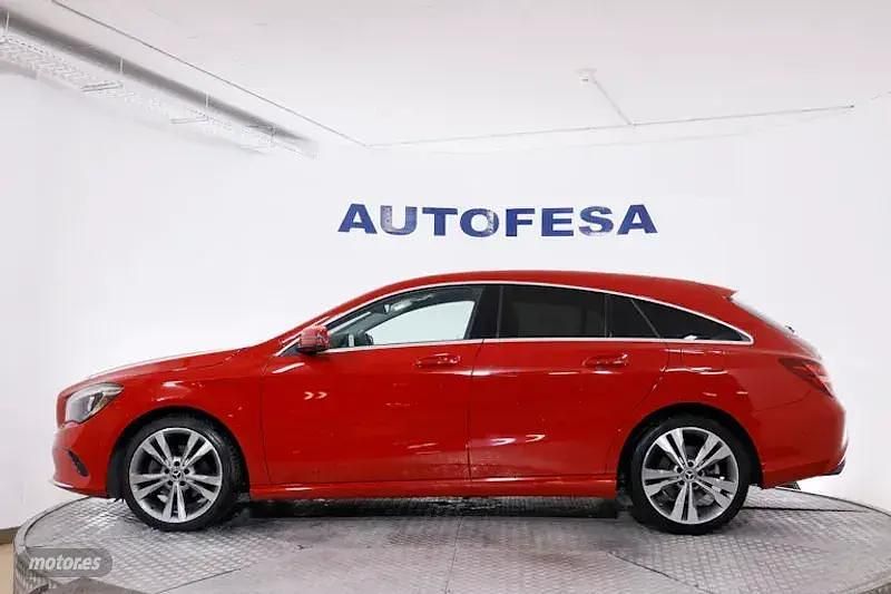 Usado Mercedes CLA200 Shooting Brake Urban 136 CV (100 kW) 2018 Rojo Familiar