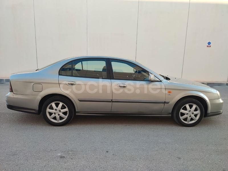 Usado Chevrolet Evanda CDX 131 CV (96 kW) 2004 Marrón Berlina
