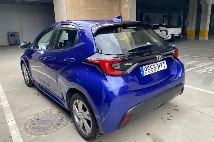 Usado Toyota Yaris Hybrid Active 116 CV (85 kW) 2025 Azul Utilitario