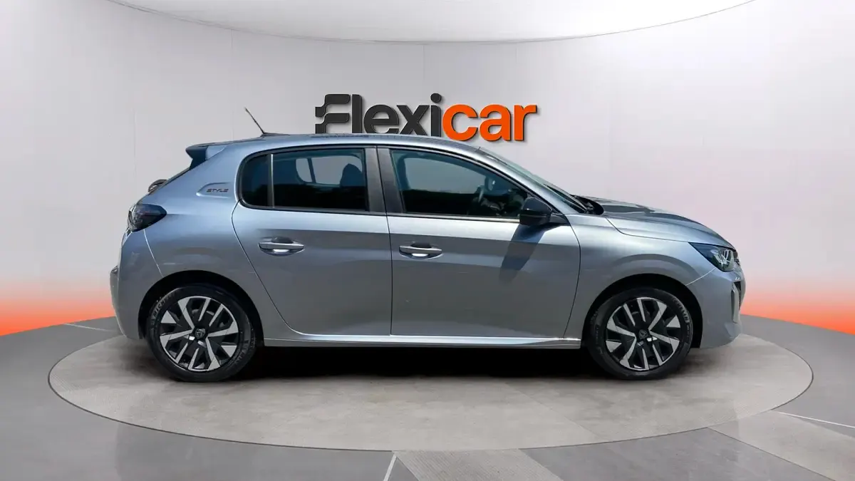 Usado Peugeot 208 Style 101 CV (74 kW) 2024 Gris Utilitario