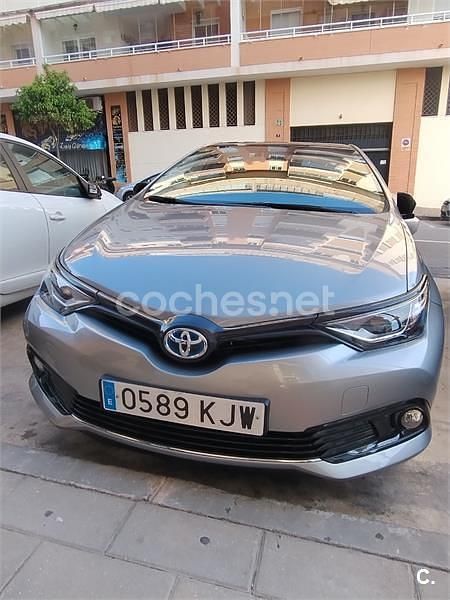 Usado Toyota Auris Hybrid Edition 136 CV (100 kW) 2018 Gris / plata Berlina