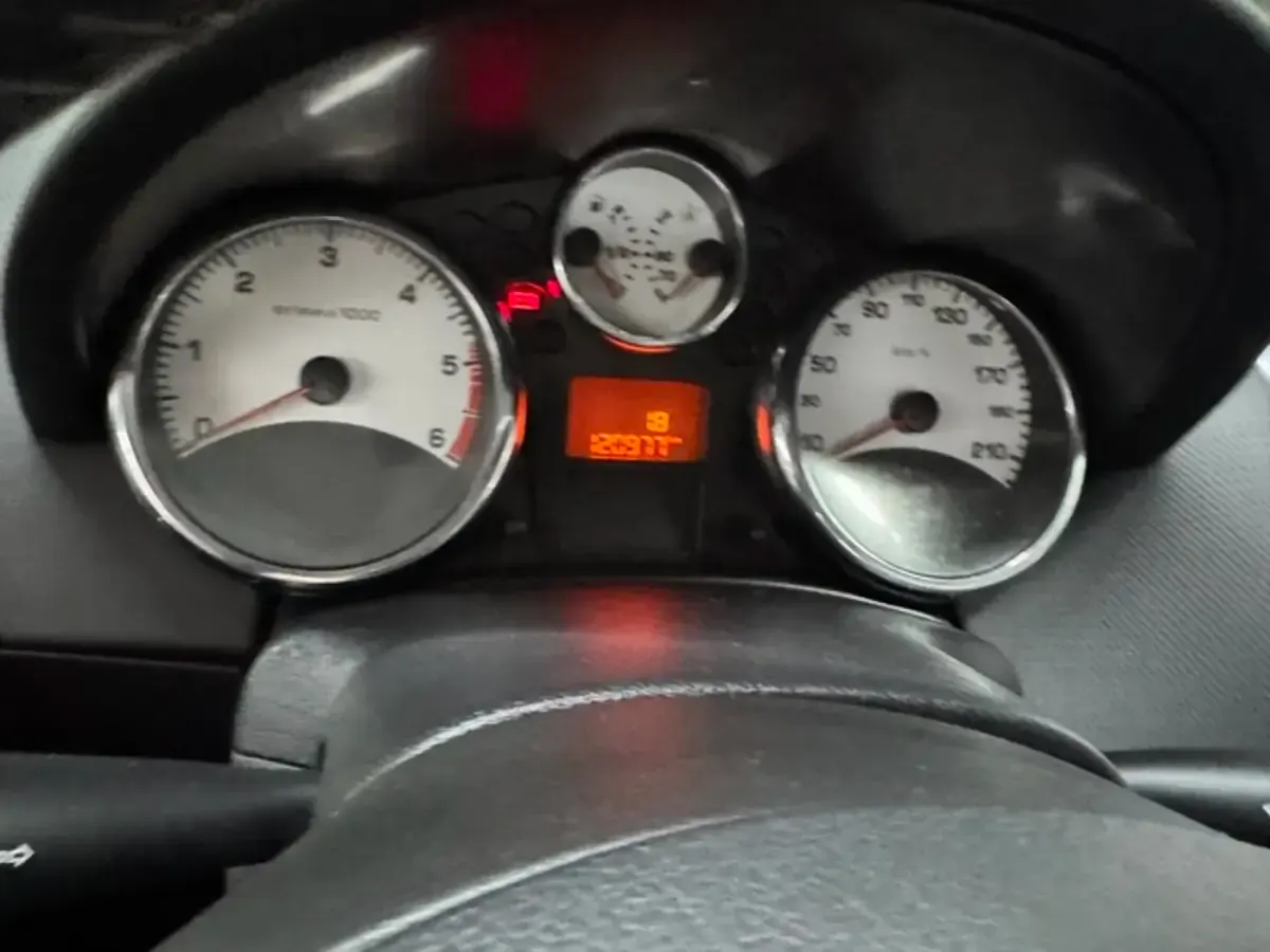 Usado Peugeot 207 110 CV (80 kW) 2007 Negro Utilitario