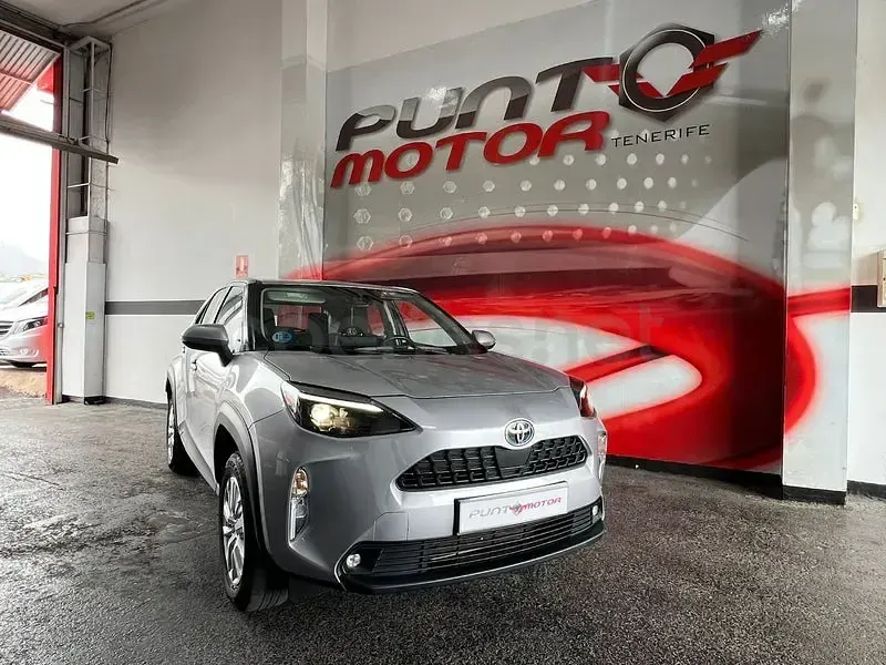 Usado Toyota Yaris Cross 116 CV (85 kW) 2024 Gris / plata SUV