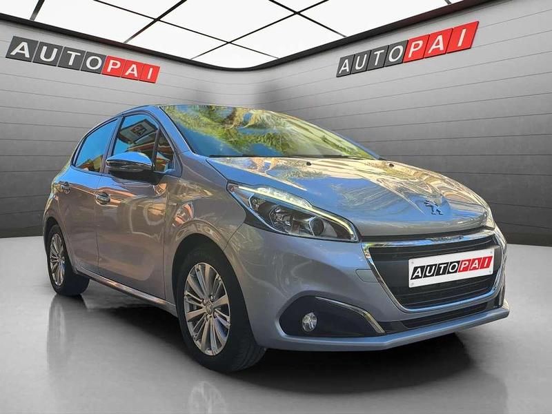 Usado Peugeot 208 Style 82 CV (60 kW) 2018 Plateado Utilitario