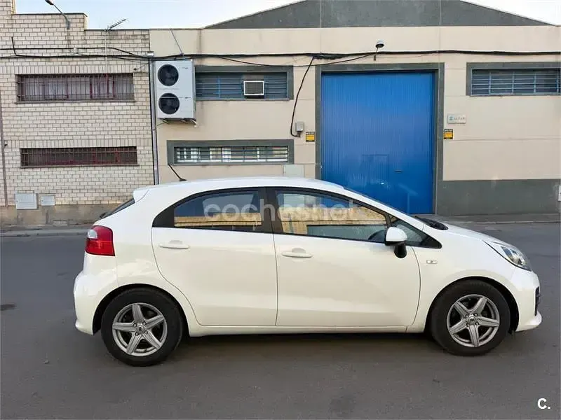 Usado Kia Rio 84 CV (61 kW) 2015 Blanco Berlina