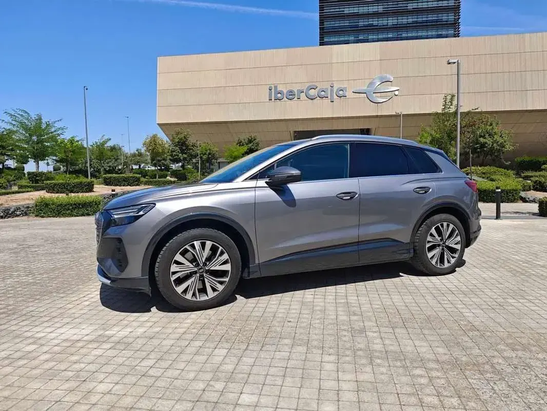 Usado Audi Q4 e-tron Advanced Plus 150 kW (204 CV) 2022 Gris SUV