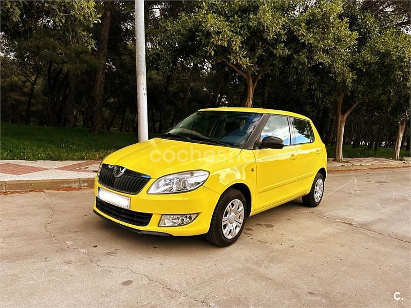 Usado Skoda Fabia Style 85 CV (62 kW) 2010 Amarillo Berlina