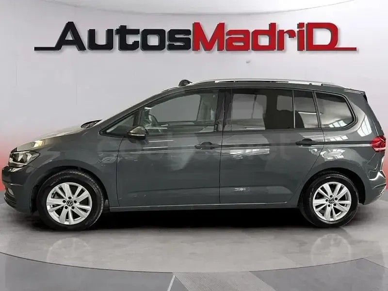 Usado VW Touran Life 150 CV (110 kW) 2024 Gris / plata Monovolumen