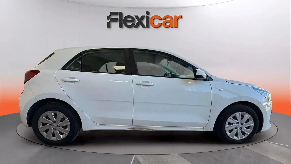 Usado Kia Rio 84 CV (61 kW) 2017 Blanco Berlina