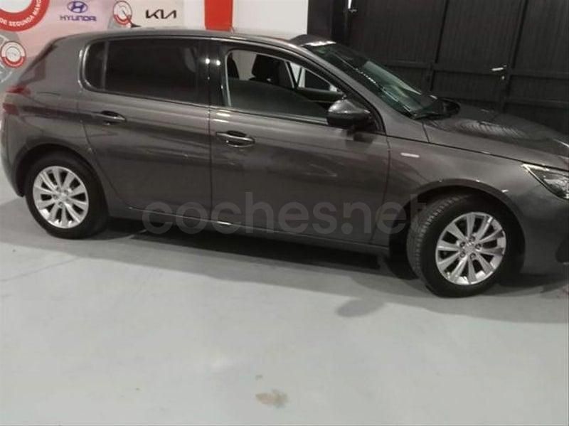 Usado Peugeot 308 Allure 110 CV (80 kW) 2019 Gris / plata Berlina