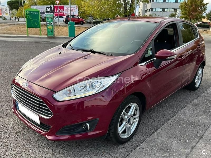 Usado Ford Fiesta Titanium 100 CV (73 kW) 2013 Violeta / lila Utilitario