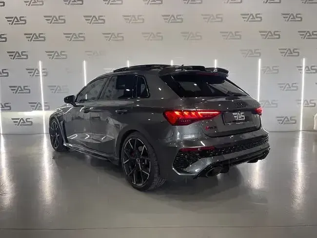 Usado Audi RS3 Sportback 400 CV (294 kW) 2024 Gris Utilitario