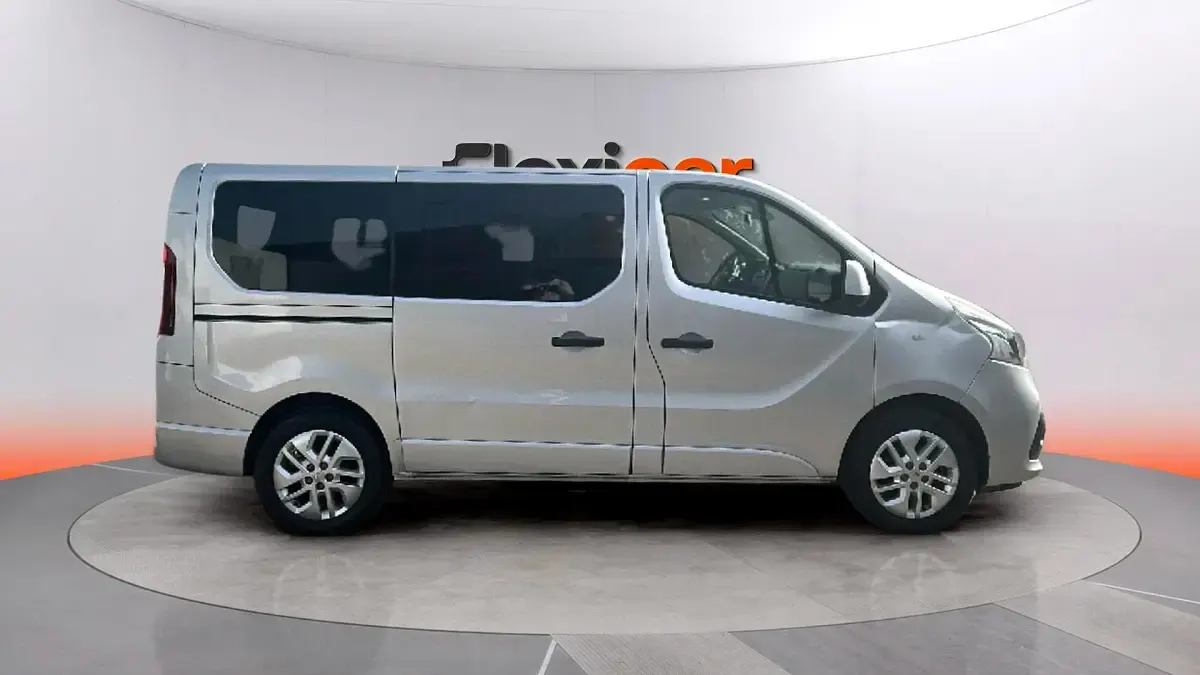 Usado Renault Trafic 120 CV (88 kW) 2018 Gris Monovolumen