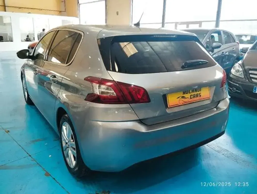 Usado Peugeot 308 Active 131 CV (96 kW) 2015 Gris / plata Berlina