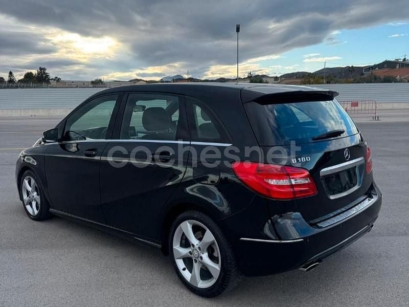 Usado Mercedes B180 109 CV (80 kW) 2013 Negro Monovolumen