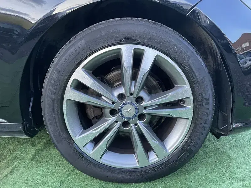 Usado Mercedes E200 Elegance 184 CV (135 kW) 2014 Negro Berlina