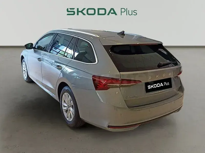 Nuevo Skoda Octavia Selection 116 CV (85 kW) 2026 Gris / plata Familiar