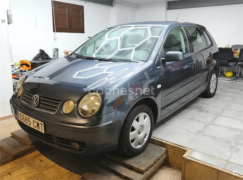 Usado VW Polo Highline 75 CV (55 kW) 2004 Azul Berlina