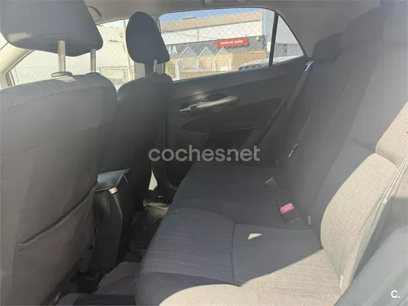 Usado Toyota Auris Luna 90 CV (66 kW) 2007 Gris / plata Utilitario