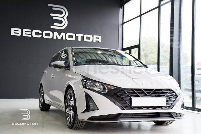 Usado Hyundai i20 84 CV (61 kW) 2024 Gris / plata Utilitario
