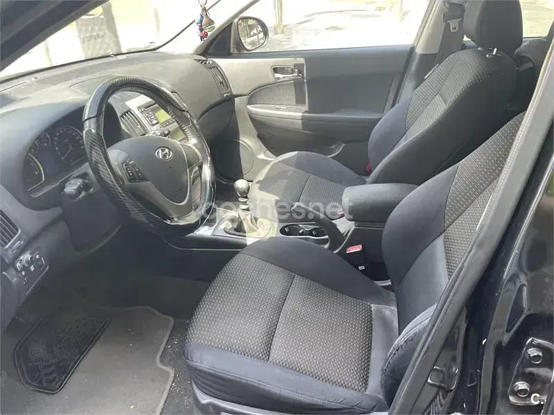 Usado Hyundai i30 Comfort 109 CV (80 kW) 2008 Negro Berlina