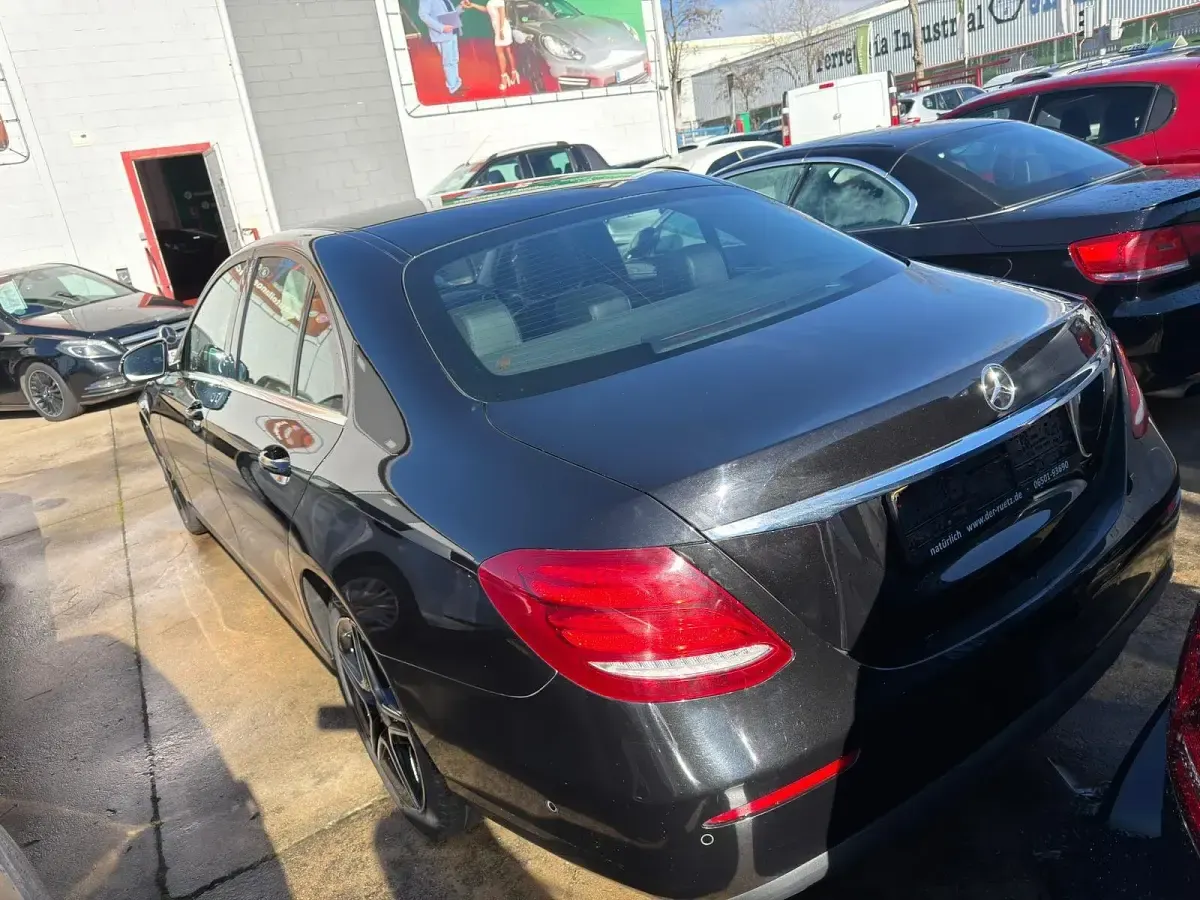 Usado Mercedes 220 195 CV (143 kW) 2019 Negro Berlina