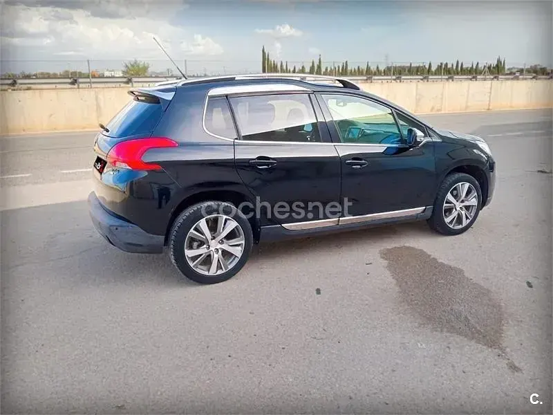 Usado Peugeot 2008 Allure 120 CV (88 kW) 2015 Negro SUV