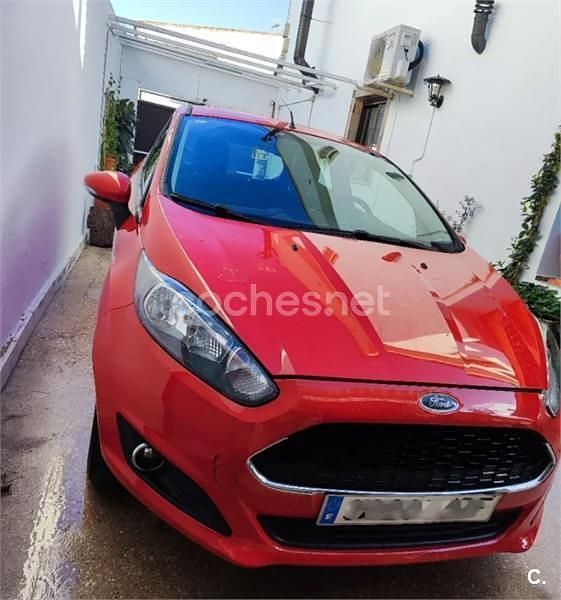 Usado Ford Fiesta Trend 82 CV (60 kW) 2016 Rojo Berlina
