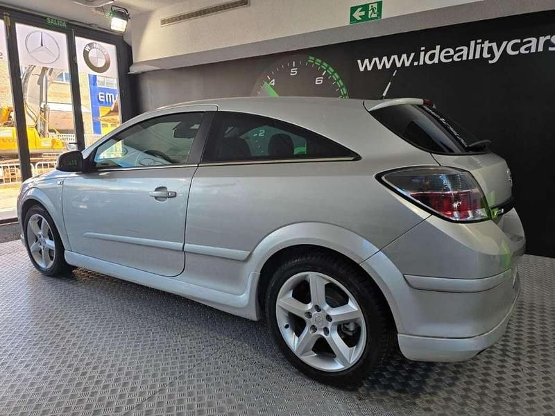 Usado Opel Astra GTC Sport 120 CV (88 kW) 2011 Gris Utilitario