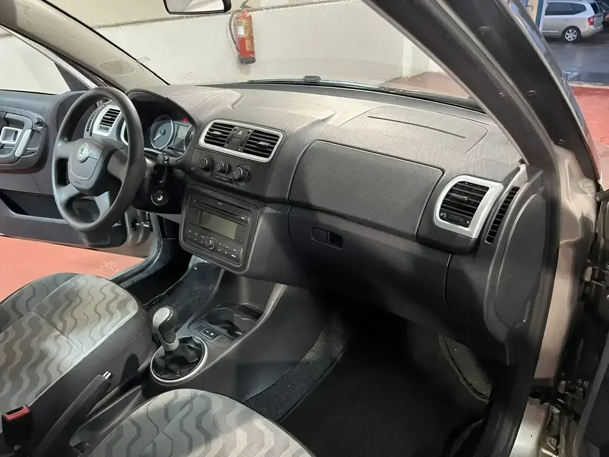 Usado Skoda Fabia 80 CV (58 kW) 2010 Gris Utilitario