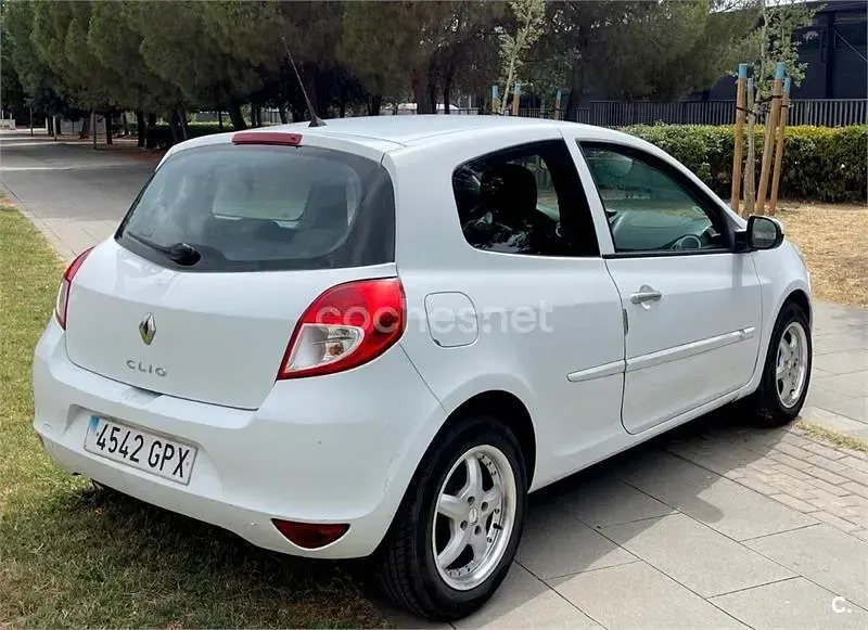 Usado Renault Clio II Expression 100 CV (73 kW) 2009 Blanco Berlina