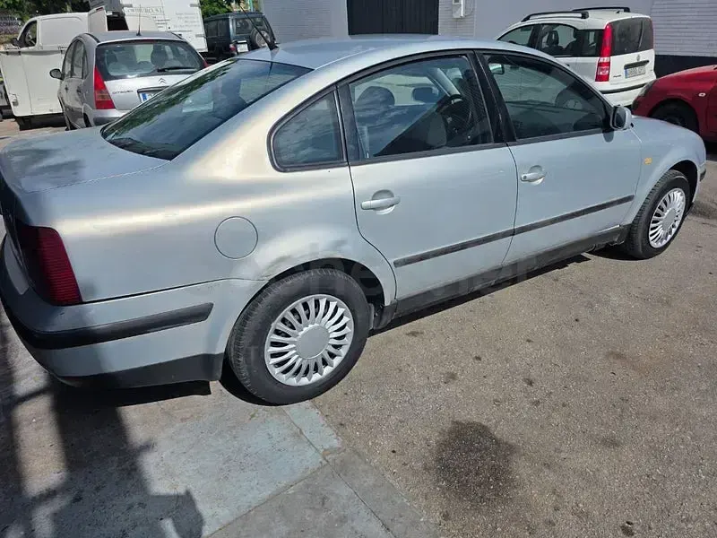 Brugt VW Passat Conceptline 90 HK (66 kW) 1999 Grå Sedan