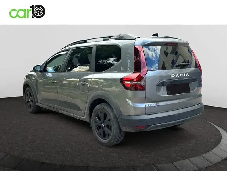 Usado Dacia Jogger Expression 140 CV (102 kW) 2023 Gris / plata Monovolumen